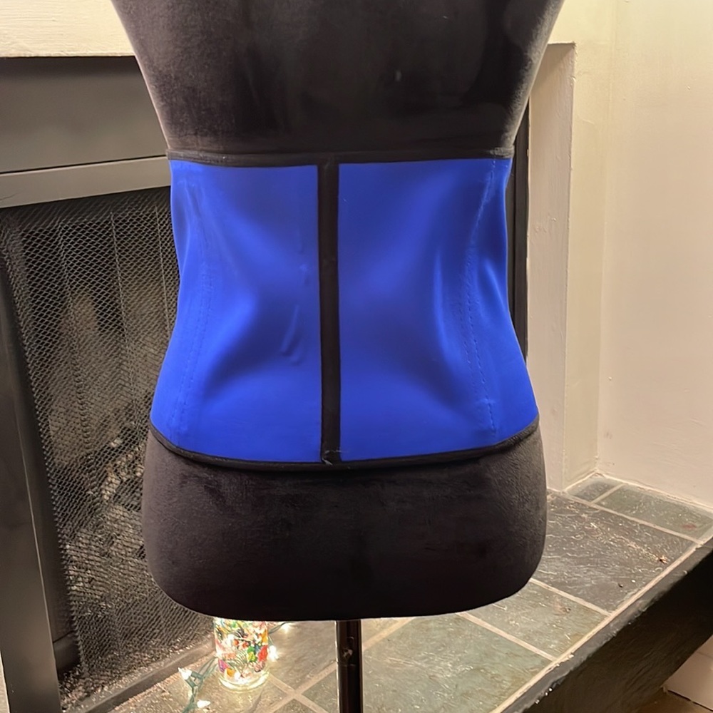 Ann Chery: Two identical waist trainers - Picture 11 of 16